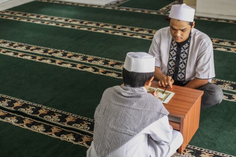 muslim-cleric-teaching-his-students-read-koran-mosque1-min